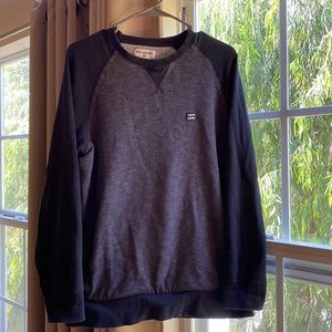 billabong sweater with pockets! black with small stripes!